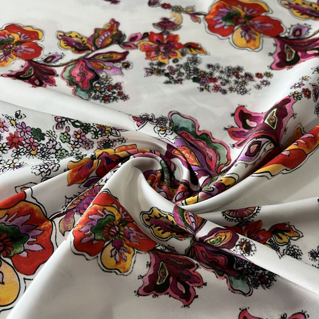 Çiçek Desenli İpeksi Saten Krep Kırmızı