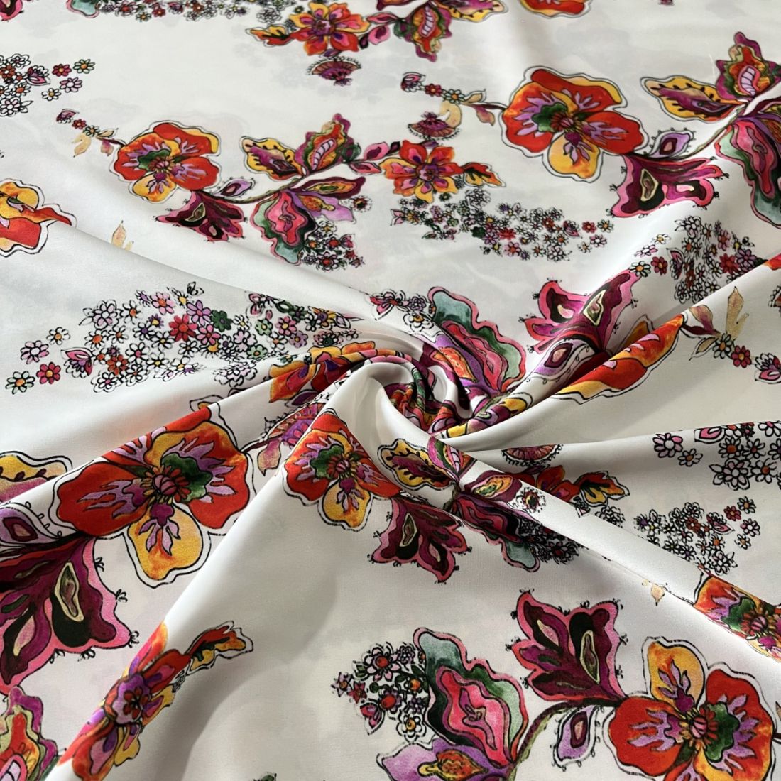 Çiçek Desenli İpeksi Saten Krep Kırmızı