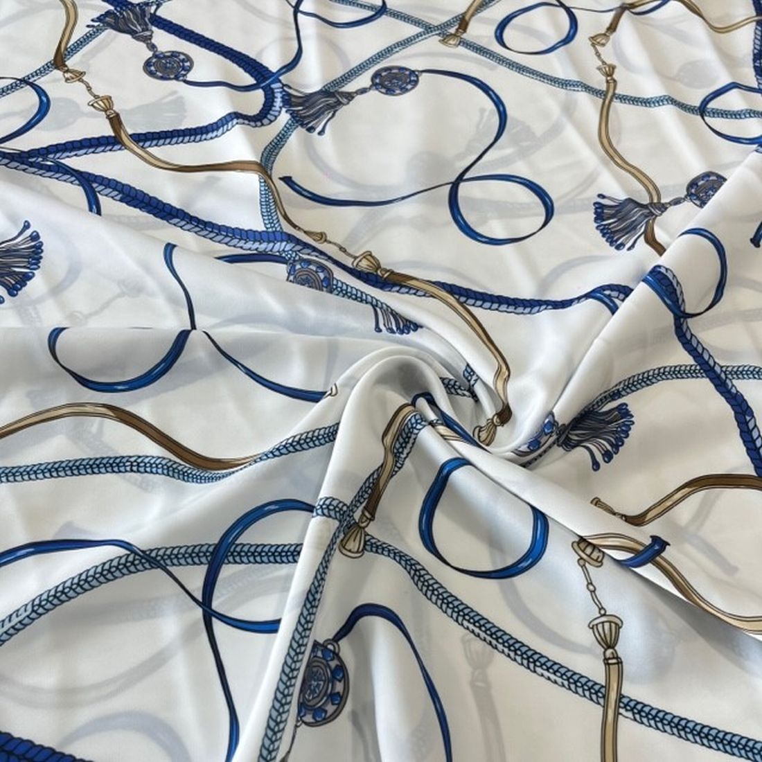 Marka Desenli İpeksi Saten Krep Beyaz