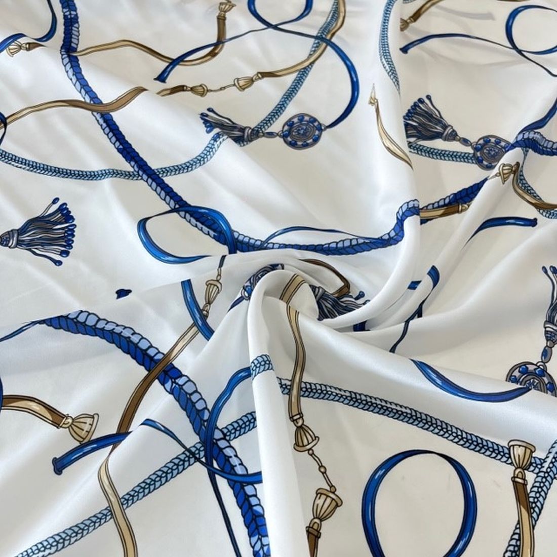 Marka Desenli İpeksi Saten Krep Beyaz