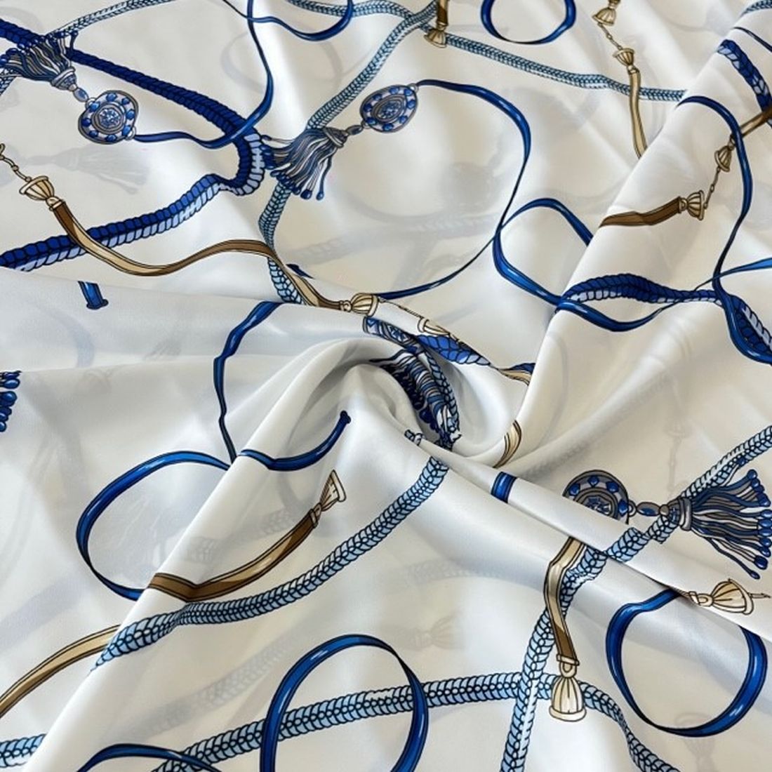 Marka Desenli İpeksi Saten Krep Beyaz