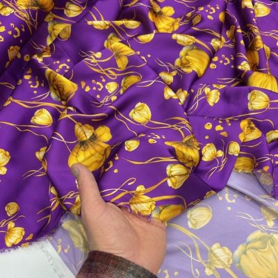 Versace Sarıl Güller İpeksi Saten Kumaş KZ