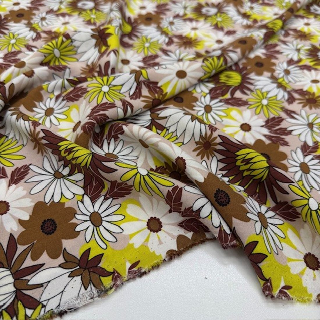 Kahve Sarı Papatya Çiçekli Viskon Kumaş YVZ