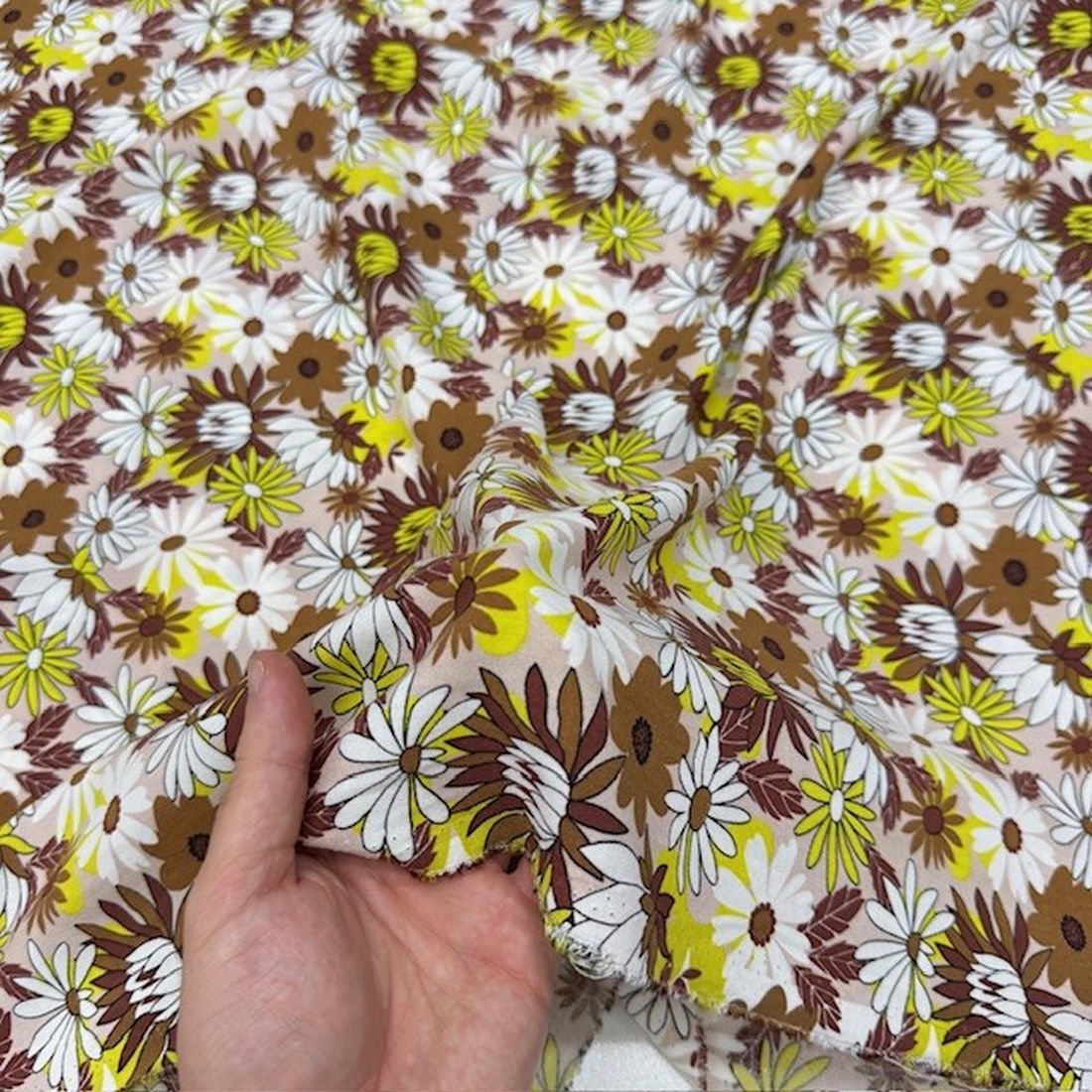 Kahve Sarı Papatya Çiçekli Viskon Kumaş YVZ