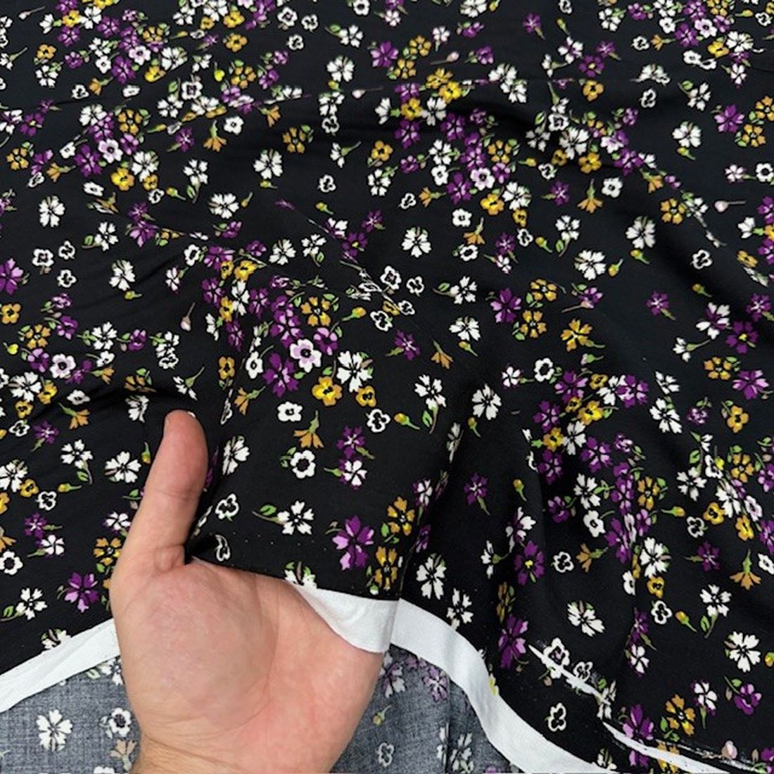 Siyah Çiçekli Pamuklu Viskon Kumaş YVZ