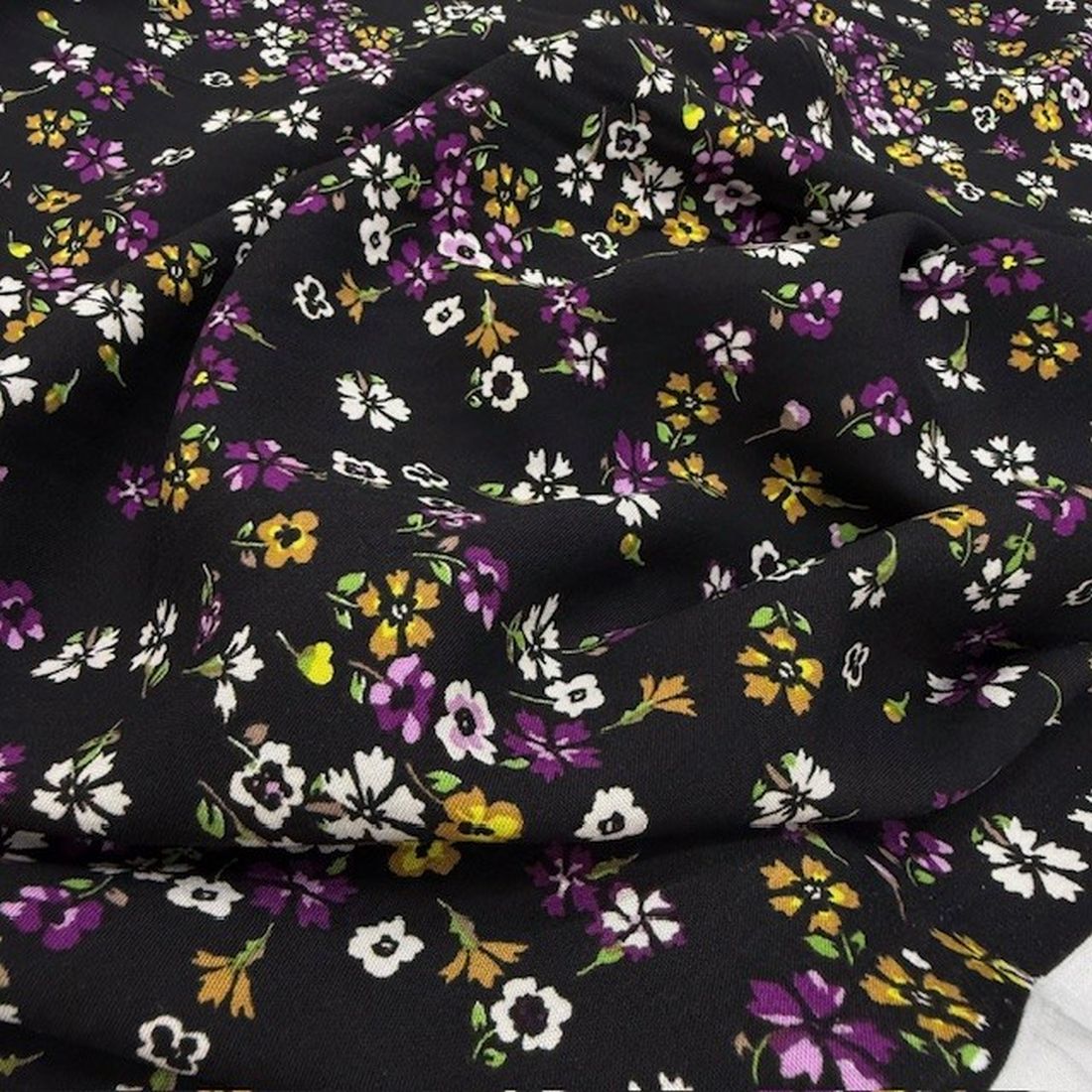 Siyah Çiçekli Pamuklu Viskon Kumaş YVZ