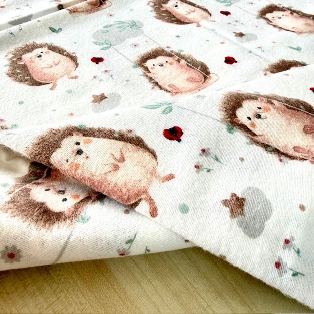 Çiften Kirpi Desenli Pazen Kumaş Arv