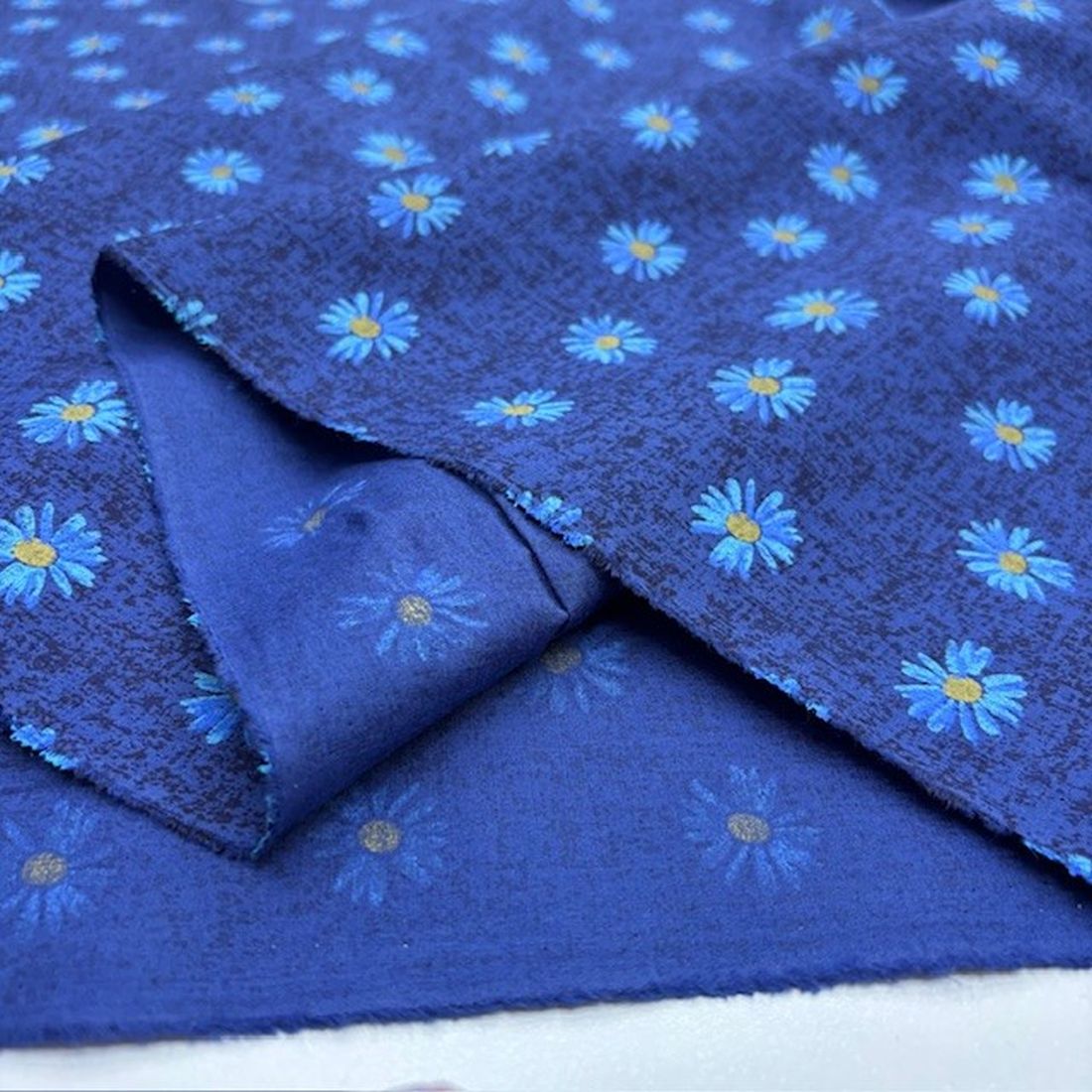 Papatya Desenli Poplin Kumaş Mavi